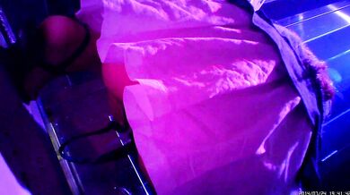 经典帝国酒吧长发大长腿，裙子差点都被尿到了，屁眼一圈毛，好有舔的欲望